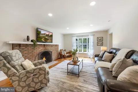 Living - 7808 Braemar Way, Springfield, VA 22153 photo 2 of 4
