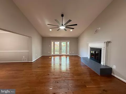 Living - 7412 Axton St, Springfield, VA 22151 photo 11 of 20