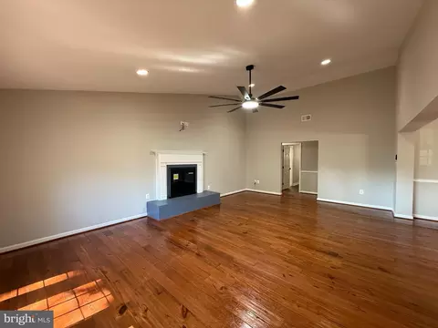 Living - 7412 Axton St, Springfield, VA 22151 photo 9 of 20