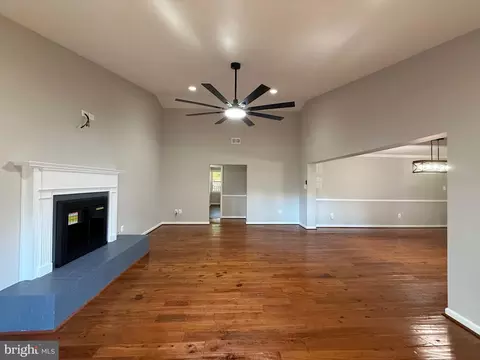 Living - 7412 Axton St, Springfield, VA 22151 photo 12 of 20