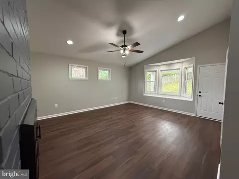 Living - 7412 Axton St, Springfield, VA 22151 photo 13 of 20
