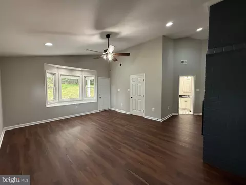 Living - 7412 Axton St, Springfield, VA 22151 photo 14 of 20