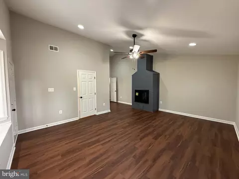 Living - 7412 Axton St, Springfield, VA 22151 photo 17 of 20