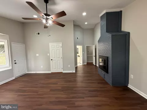 Living - 7412 Axton St, Springfield, VA 22151 photo 15 of 20