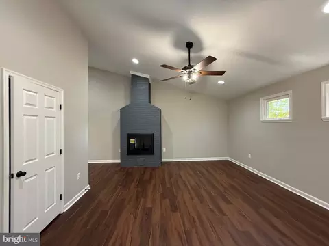Living - 7412 Axton St, Springfield, VA 22151 photo 16 of 20