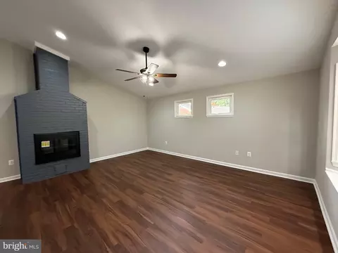 Living - 7412 Axton St, Springfield, VA 22151 photo 18 of 20