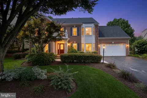 12916 Hedgetop Dr, Herndon, VA 20171