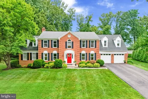 11556 Holly Briar Ln, Great Falls, VA 22066