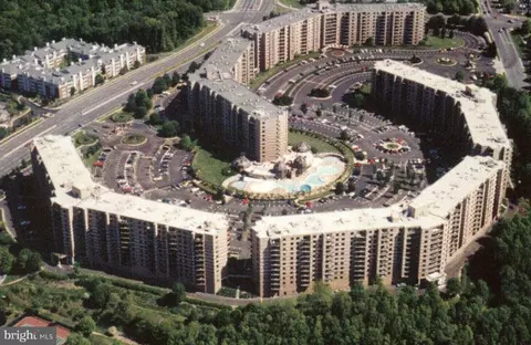 8370 Greensboro Dr #420, Mclean, VA 22102