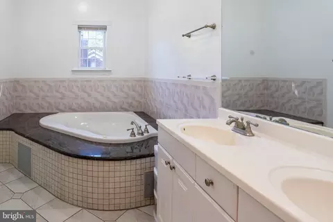 Bath - 5409 Easton Dr, Springfield, VA 22151 photo 2 of 9