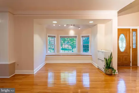 Living - 5409 Easton Dr, Springfield, VA 22151 photo 2 of 7