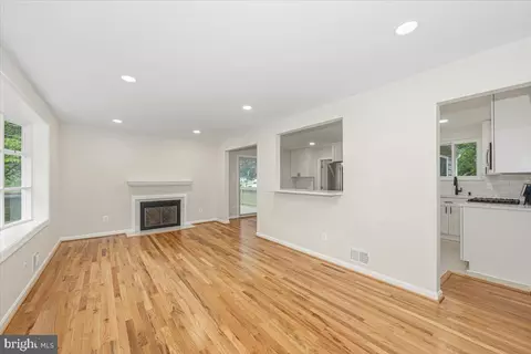 Living - 8624 Parliament Dr, Springfield, VA 22151 photo 2 of 5