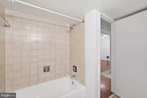 Bath - 1808 Old Meadow Rd #503, Mclean, VA 22102 photo 2 of 2