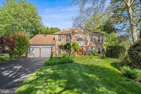 9817 Days Farm Dr, Vienna, VA 22182