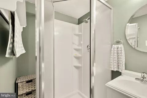 Bath - 8100 Loving Forest Ct, Springfield, VA 22153 photo 3 of 3