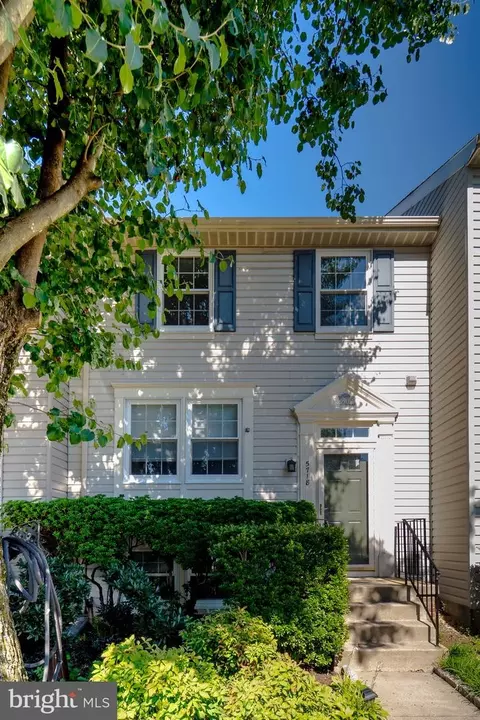5718 Croatan Ct, Centreville, VA 20120