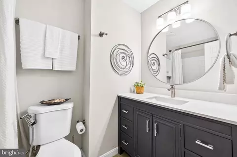 Bath - 6433 English Ivy Ct, Springfield, VA 22152 photo 2 of 6
