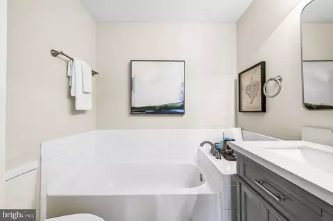 Bath - 6433 English Ivy Ct, Springfield, VA 22152 photo 4 of 6