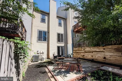 Exterior - 6433 English Ivy Ct, Springfield, VA 22152 photo 4 of 4
