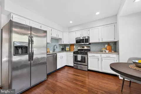 Kitchen - 6433 English Ivy Ct, Springfield, VA 22152 photo 2 of 2