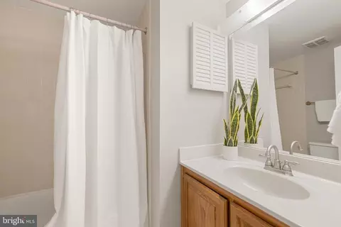 Bath - 6552 Raftelis Rd, Burke, VA 22015 photo 3 of 3