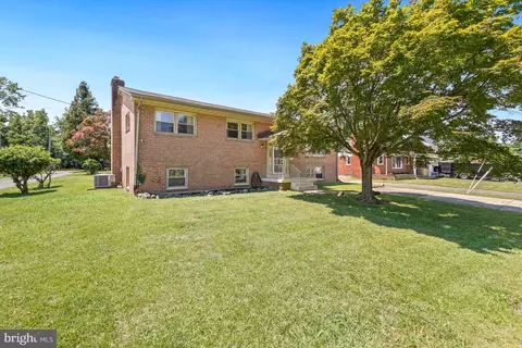 6629 Harriett St, Falls Church, VA 22042