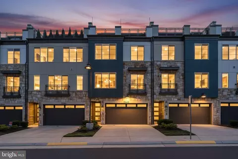 2840 Red Star Ln, Alexandria, VA 22303