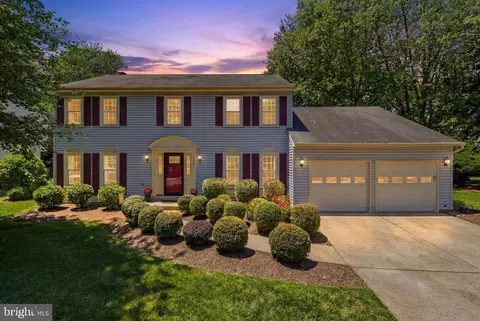13607 White Barn Ln, Herndon, VA 20171