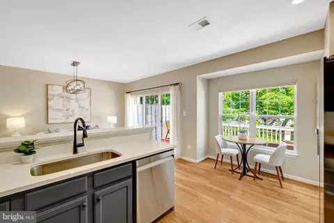 1982 Logan Manor Dr, Reston, VA 20190 photo 10