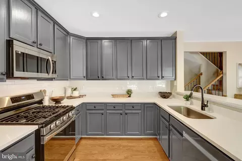 1982 Logan Manor Dr, Reston, VA 20190 photo 9