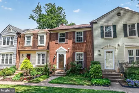 8618 Dellway Ln, Vienna, VA 22180