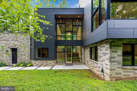 Exterior - 7815 Old Falls Rd, Mclean, VA 22102 photo 14 of 22