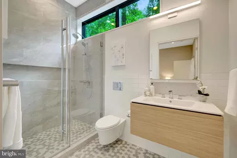 Bath - 7815 Old Falls Rd, Mclean, VA 22102 photo 10 of 11