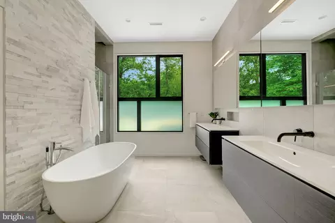 Bath - 7815 Old Falls Rd, Mclean, VA 22102 photo 4 of 11