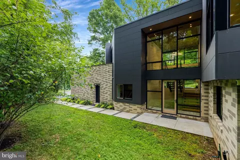 Exterior - 7815 Old Falls Rd, Mclean, VA 22102 photo 17 of 22