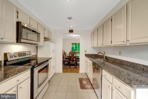 Entry Way - 2231 Wheelwright Ct, Reston, VA 20191 photo 3 of 7