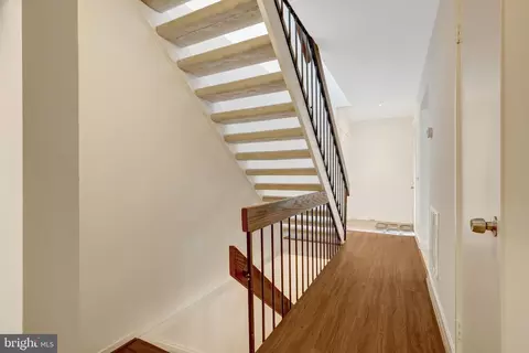 Entry Way - 2231 Wheelwright Ct, Reston, VA 20191 photo 4 of 7