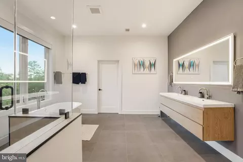 Bath - 1459 Dewberry Ct, Mclean, VA 22101 photo 5 of 7