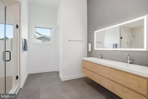 Bath - 1459 Dewberry Ct, Mclean, VA 22101 photo 2 of 7