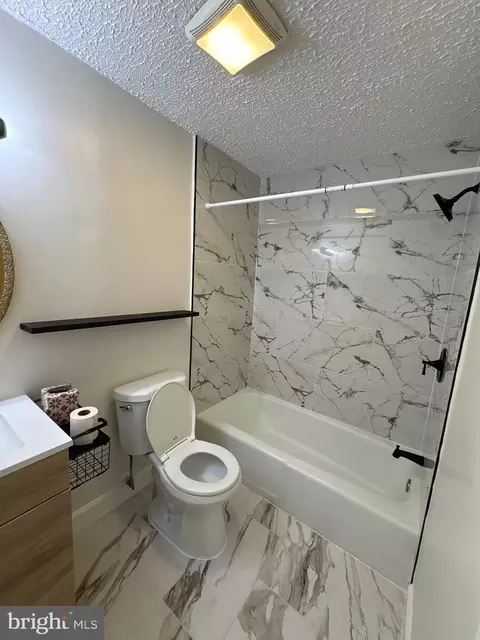 Bath - 7094 Spring Garden Dr #202, Springfield, VA 22150 photo 2 of 2