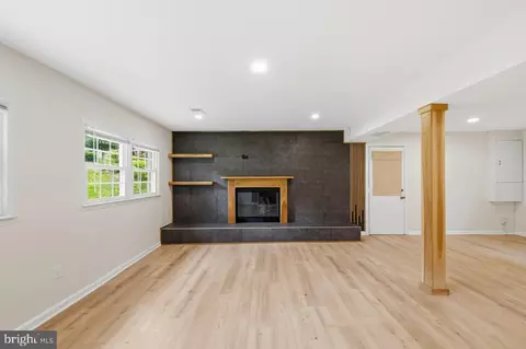 Living - 7215 Willow Oak Pl, Springfield, VA 22153 photo 7 of 11