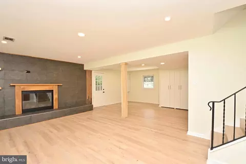 Living - 7215 Willow Oak Pl, Springfield, VA 22153 photo 6 of 8