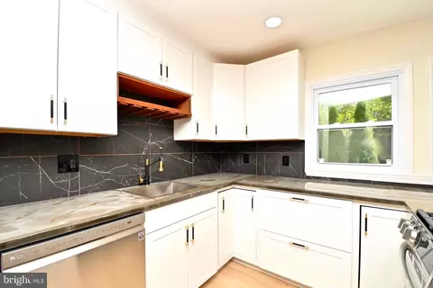 Kitchen - 7215 Willow Oak Pl, Springfield, VA 22153 photo 5 of 6