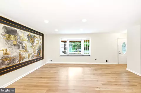 Living - 7215 Willow Oak Pl, Springfield, VA 22153 photo 2 of 11