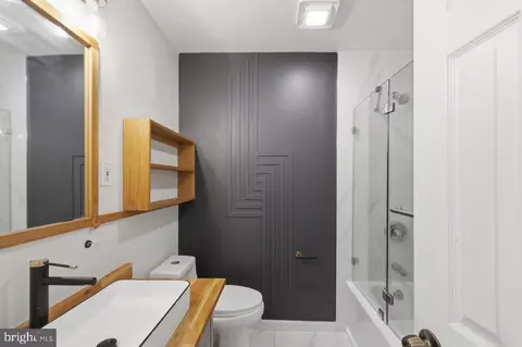 Bath - 7215 Willow Oak Pl, Springfield, VA 22153 photo 2 of 5