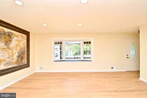 Living - 7215 Willow Oak Pl, Springfield, VA 22153 photo 3 of 8