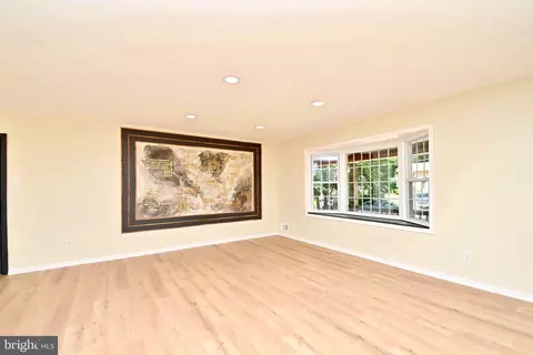 Living - 7215 Willow Oak Pl, Springfield, VA 22153 photo 2 of 8