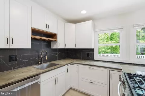 Kitchen - 7215 Willow Oak Pl, Springfield, VA 22153 photo 4 of 5