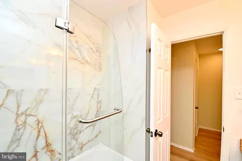 Bath - 7215 Willow Oak Pl, Springfield, VA 22153 photo 2 of 5