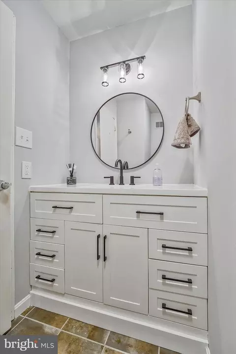 Bath - 7902 Larrick Ct, Springfield, VA 22153 photo 3 of 6